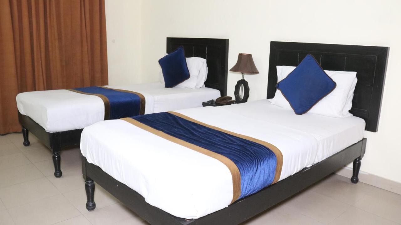 Hotel Tourist Inn Лахор Екстериор снимка