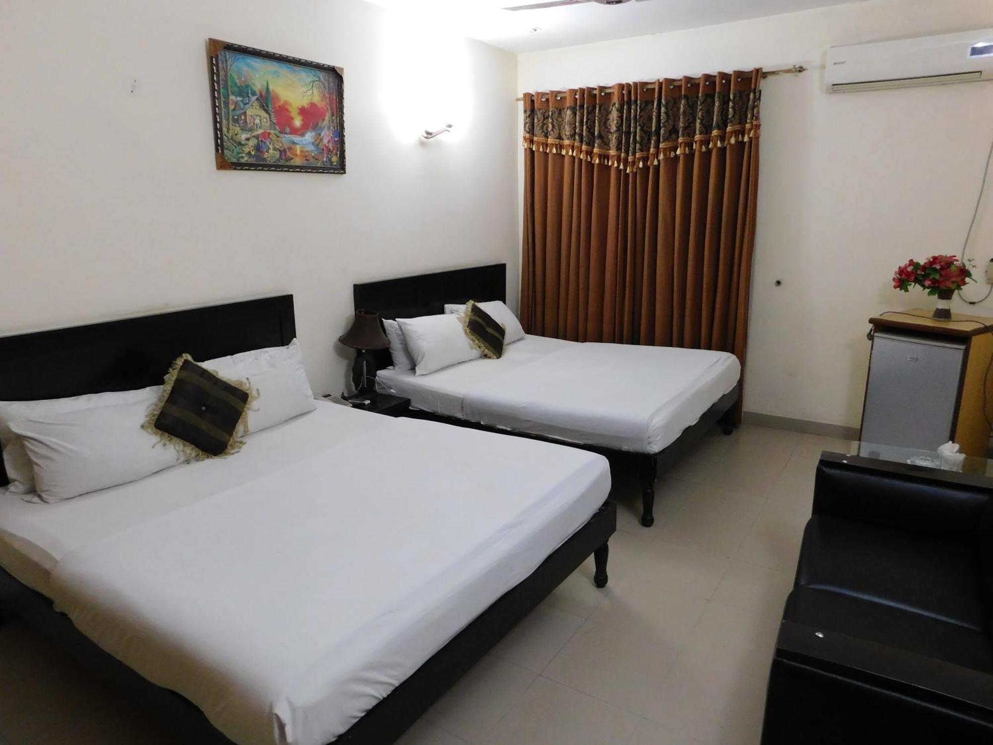 Hotel Tourist Inn Лахор Екстериор снимка