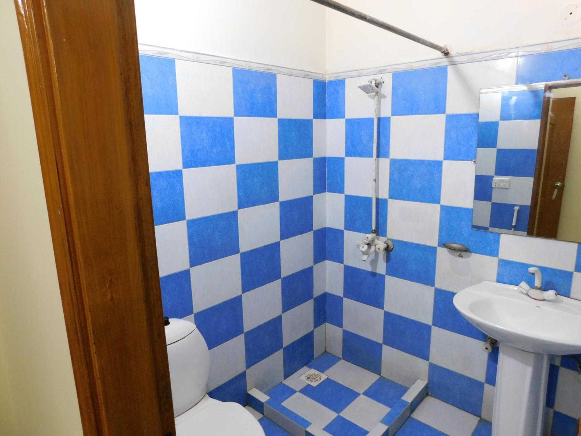 Hotel Tourist Inn Лахор Екстериор снимка
