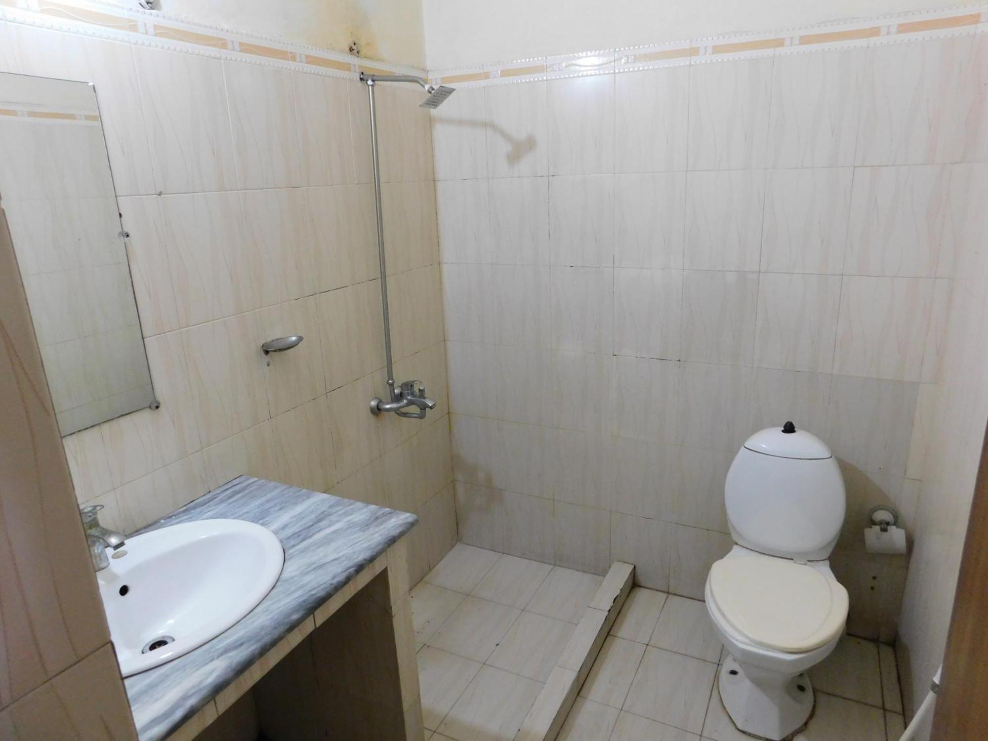 Hotel Tourist Inn Лахор Екстериор снимка