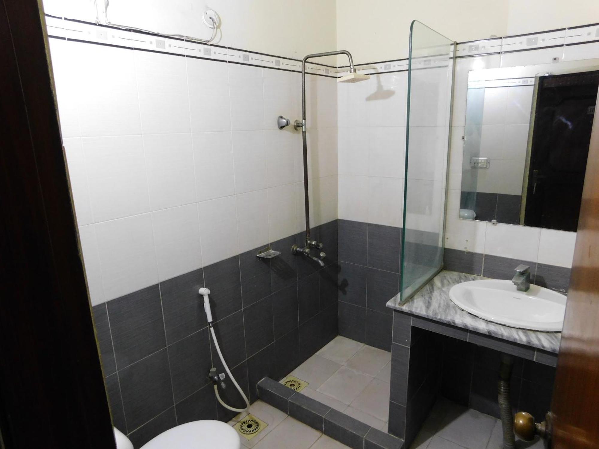 Hotel Tourist Inn Лахор Екстериор снимка