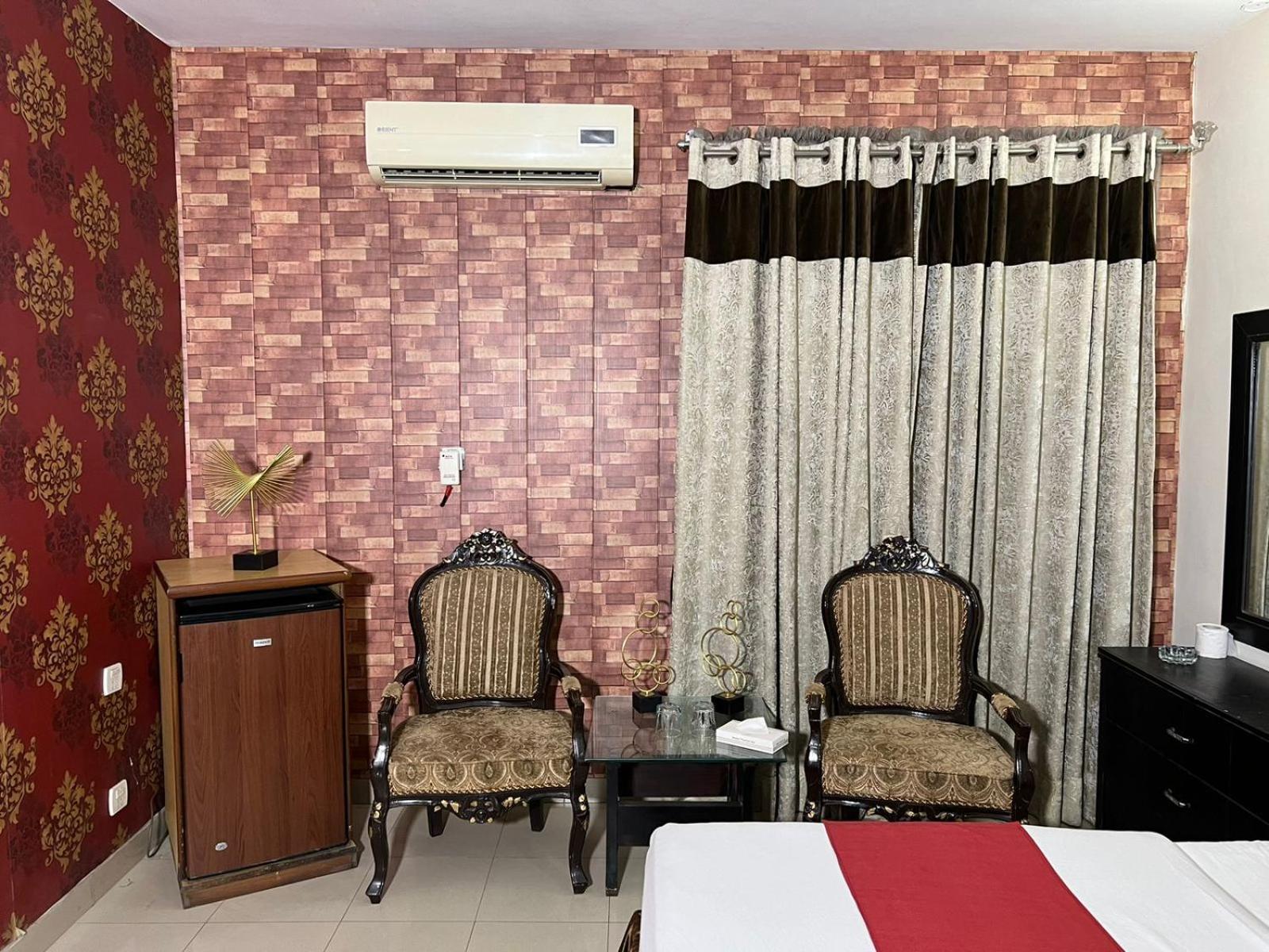 Hotel Tourist Inn Лахор Екстериор снимка