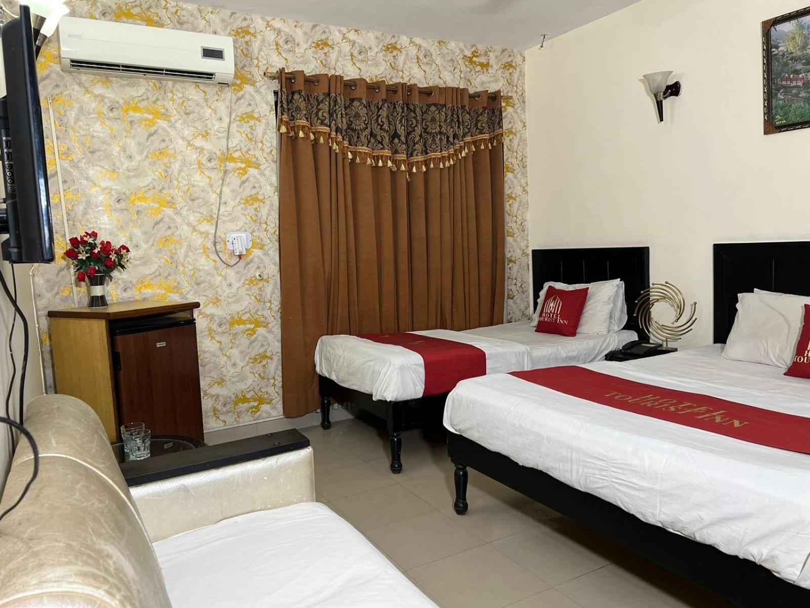 Hotel Tourist Inn Лахор Екстериор снимка