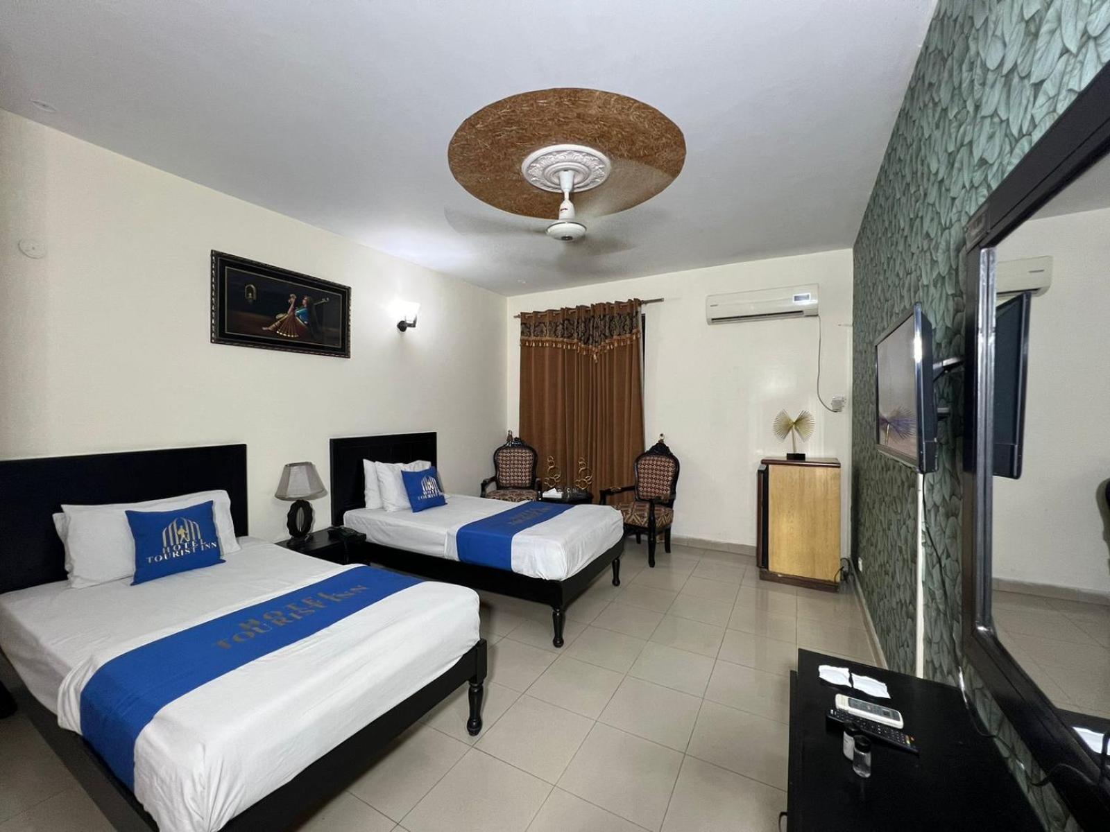 Hotel Tourist Inn Лахор Екстериор снимка