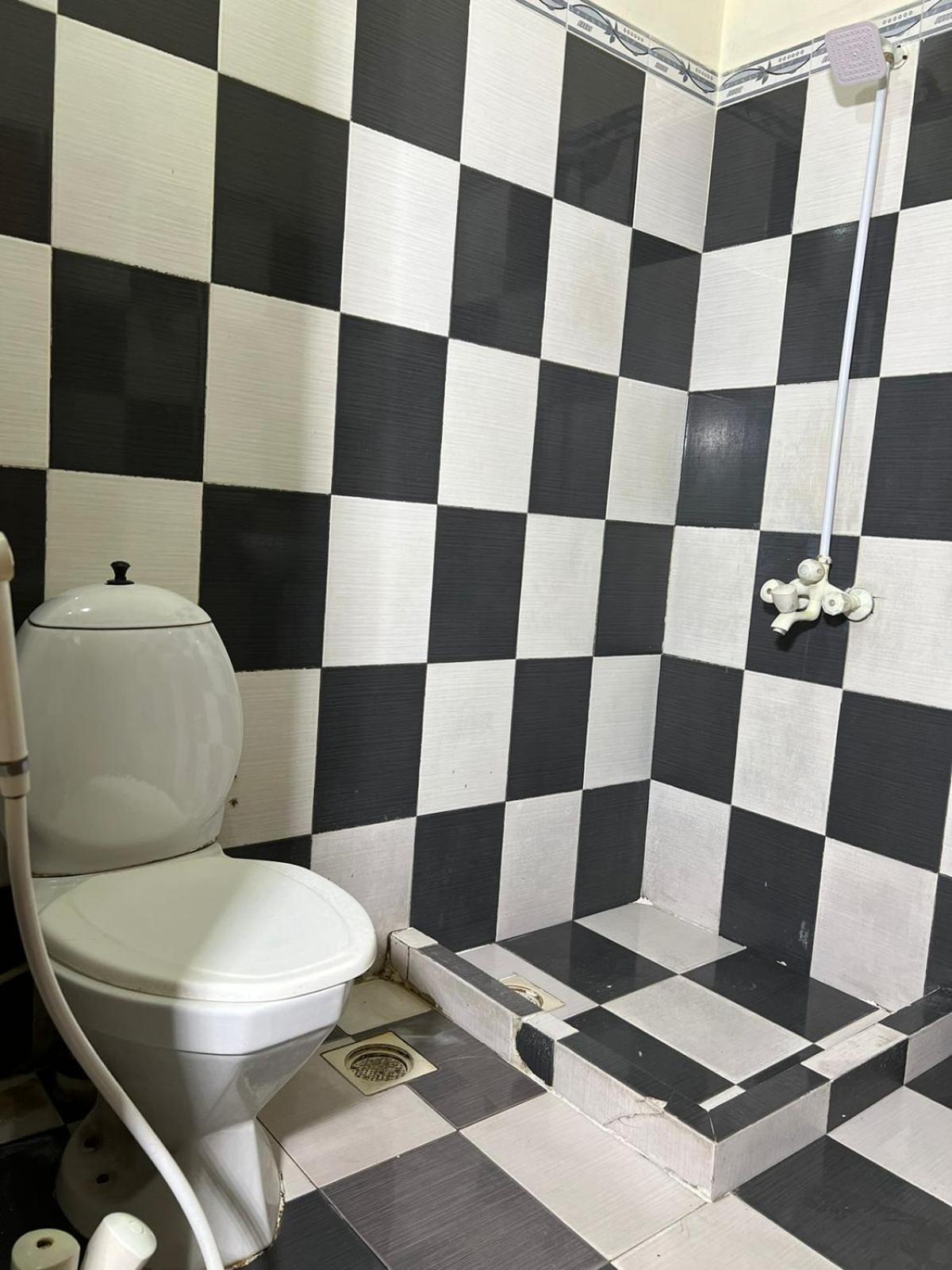 Hotel Tourist Inn Лахор Екстериор снимка